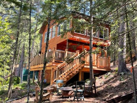 Lakeside Chalet 